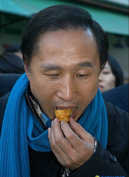 이명박-먹는2010-0707 01;07;16.jpg